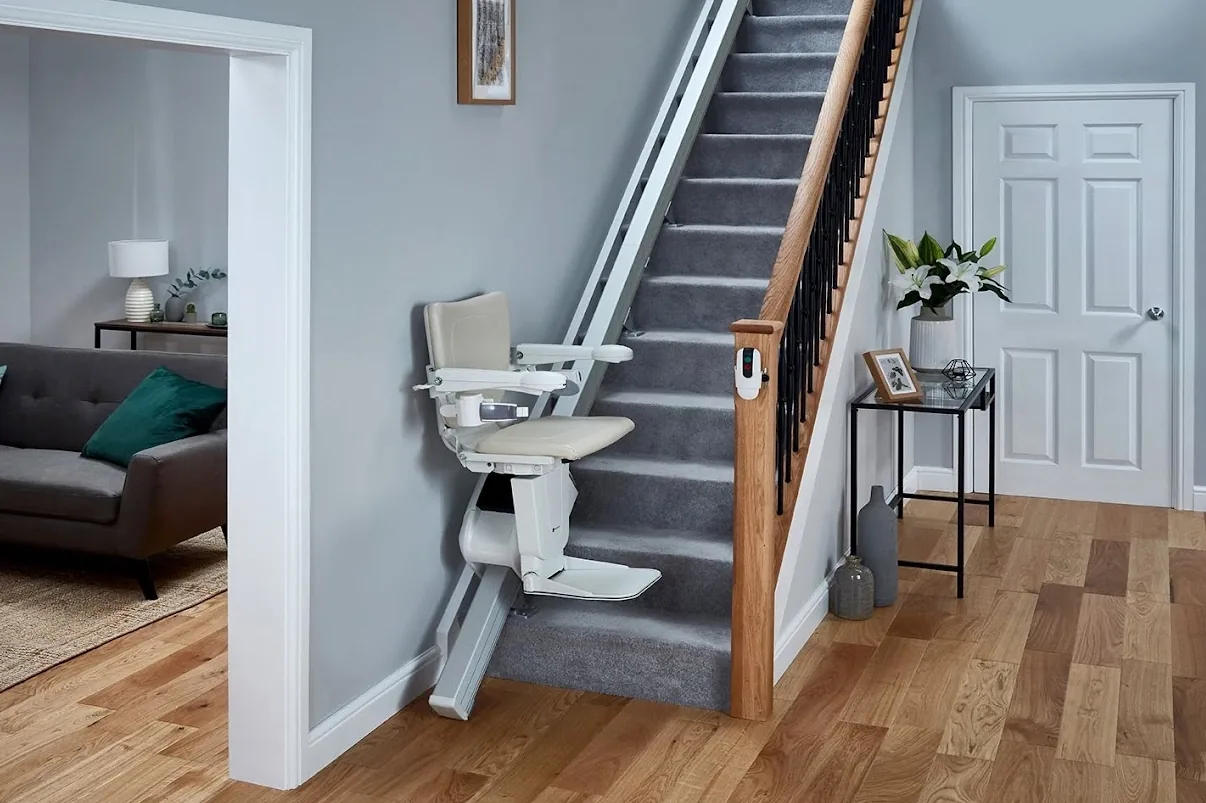Handicare 1100 Treppenlift in einem hellen Wohnbereich